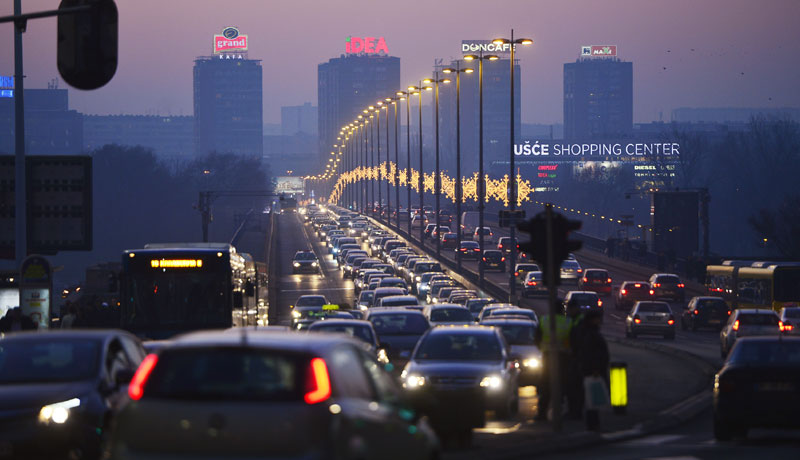 КОЛАПС ПРЕД ПРАЗНИКЕ: Возила се крећу у колони, ево где је у Београду најгора гужва